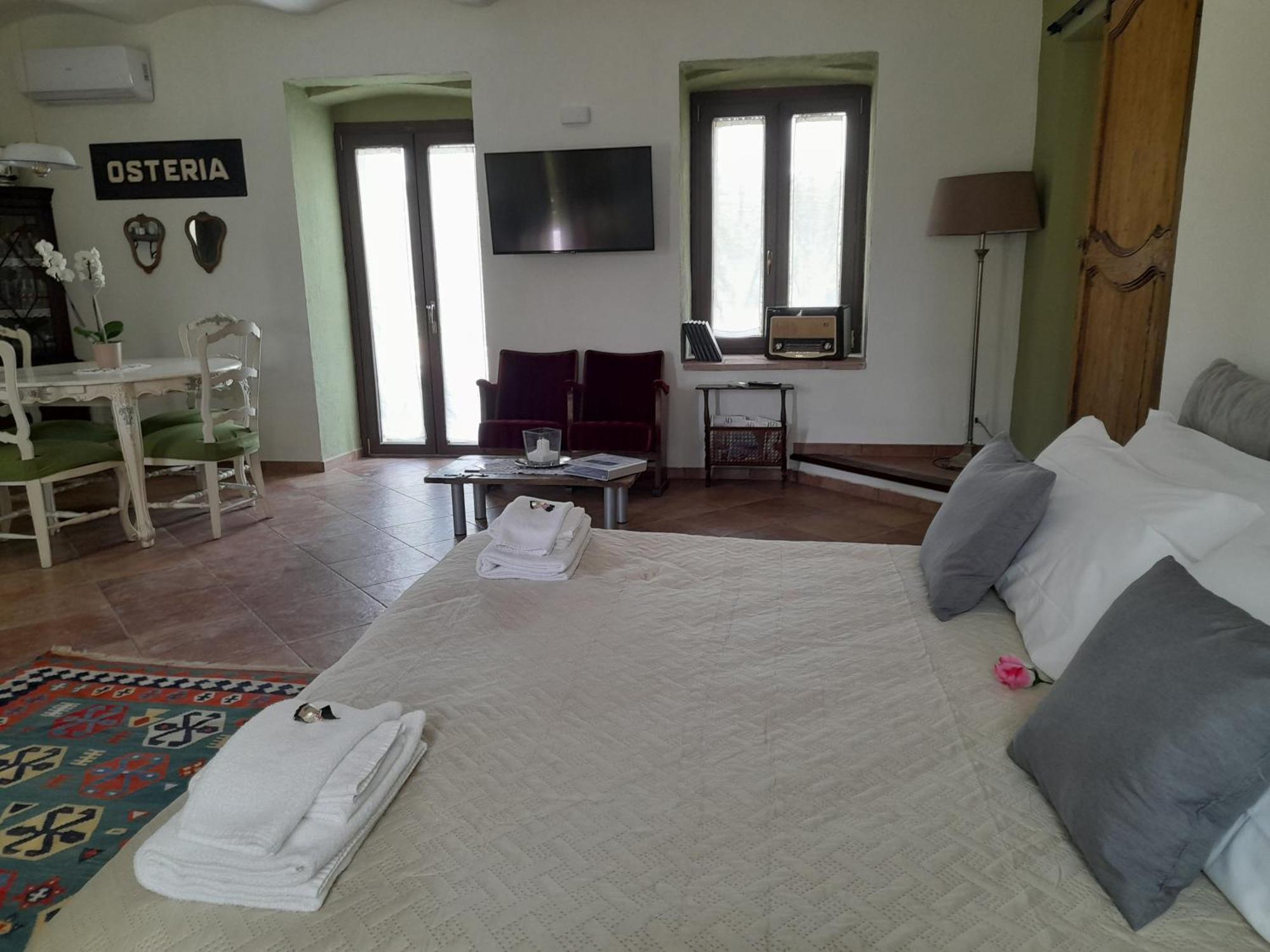 Madama Langa Country House con piscina nelle vigne Montelupo Albese Esterno foto