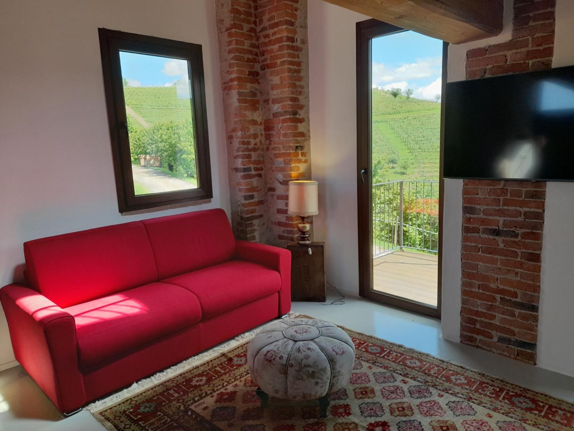 Madama Langa Country House con piscina nelle vigne Montelupo Albese Esterno foto